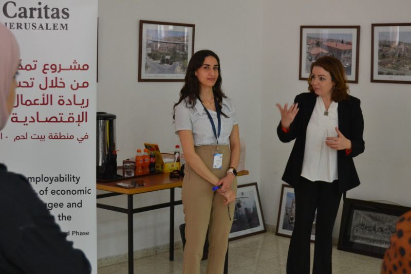 فريق ديب إنسايتس أثناء العمل